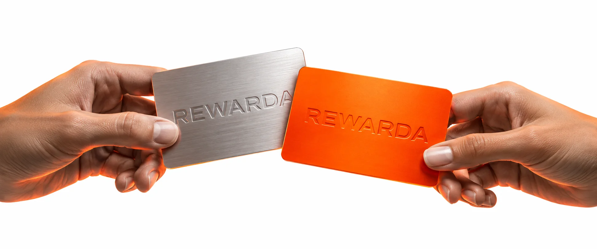 Две руки передают друг другу серебристую и оранжевую карты Rewarda